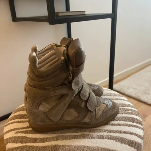 Isabel Marant - Coola Isabel Marant sneakers i beige/grå mocka och skinn med chunky plattformssula och kardborreband. storlek 36 men passar mig som också har 37. jättefint skick!! skriv för fler bilder och kom med prisförslag🥰
