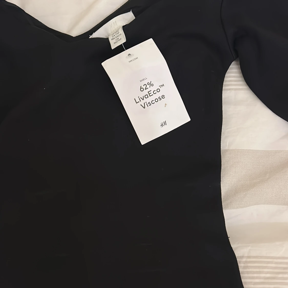 Svart v-ringad topp från H&M - 2