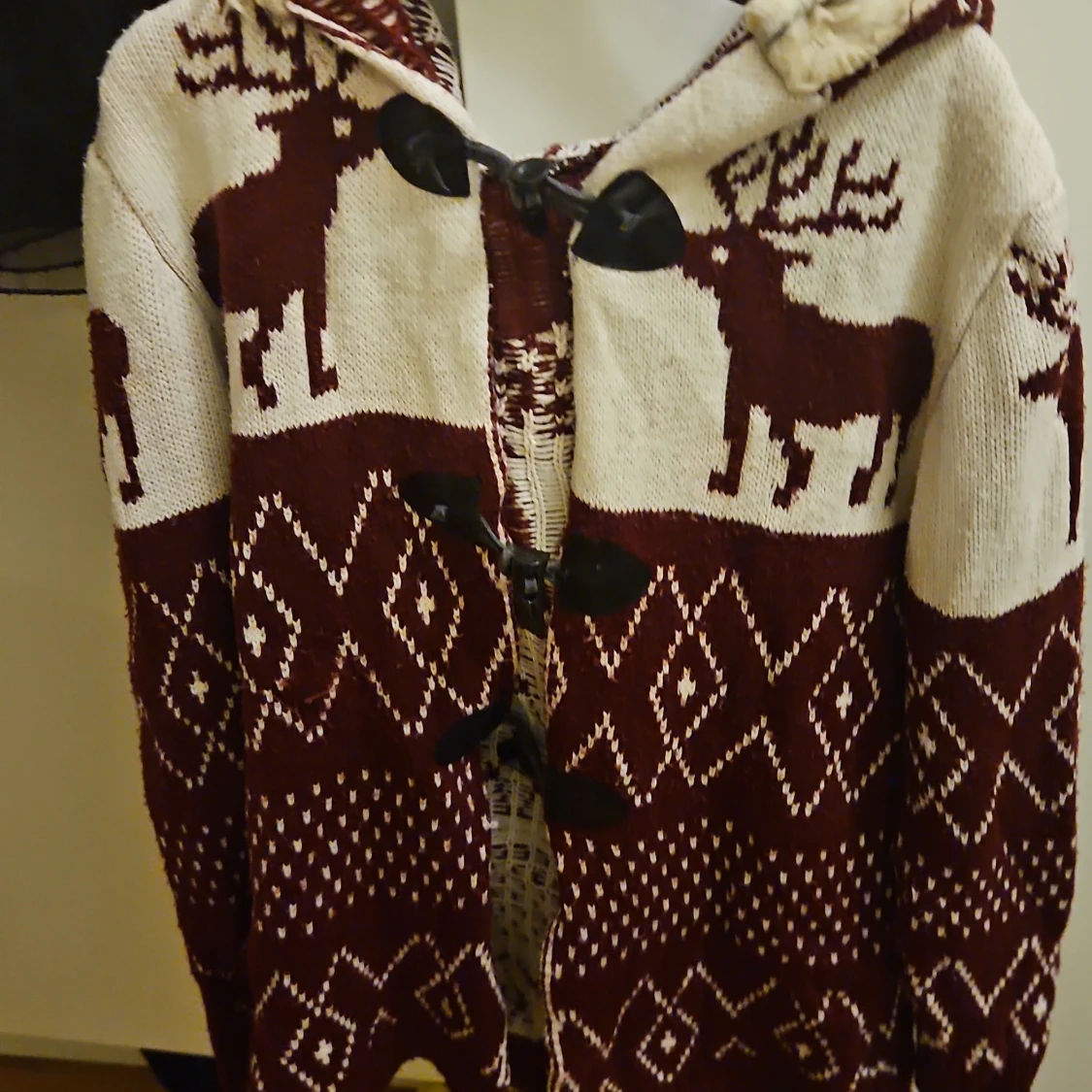 Vinröd och beige stickad kofta med huva