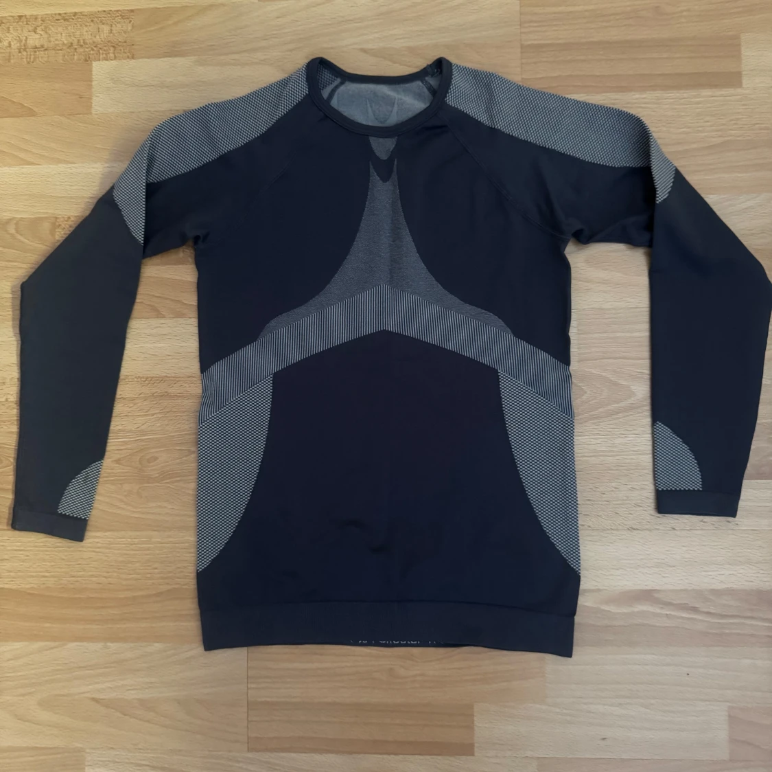Ny, grå långärmad träningströja