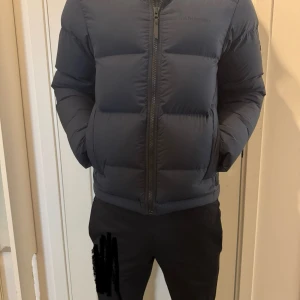 Peak performance  - Säljer denna jacka från peak performance i strl M,  jackan är i grymt skick inga defekter alls. Skirv gärna vid eventuella frågor eller funderingar. Han på bilden är 184