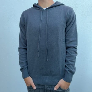 Kashmir hoodie - Mörkgrå Kashmir hoodie | Storlek M | Modellen är 177cm lång, passar lite längre | Endast testad, därför grymt skick | Hör av dig vid frågor🌟