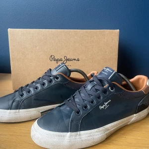 Blåa skor från Pepe jeans - Säljer ett par blå skor som knappt är andvända. Skorna är köpt i slutet av sommaren och är knappt andvända.