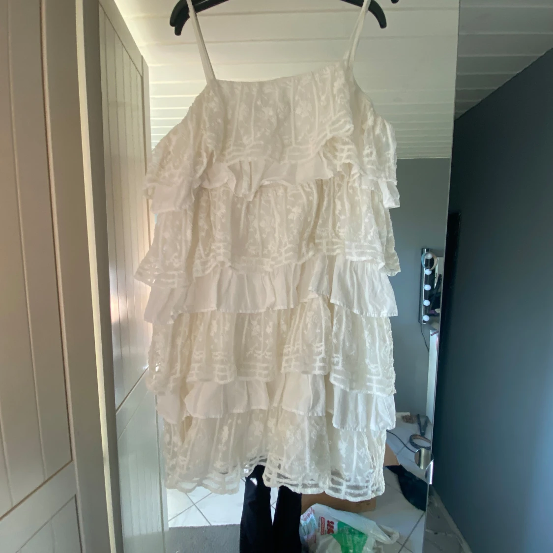 Vit volangklänning med spetsdetaljer - 0