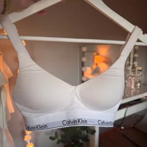 Calvin Klein Bh - Säljer en vit äkta Calvin Klein BH i storlek S, lite stor i kupan för mig som brukar ha A/B kupa. Den passar den med lite större byst skulle jag säga. Den är i mycket fint skick då jag inte använt den så mycket pågrund av storleken. Hör gärna av dig vid frågor❤️