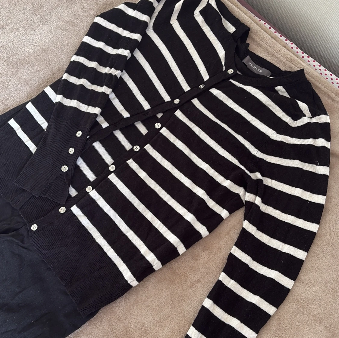 Svartvit randig kofta från Primark och svarta  byxor - 1