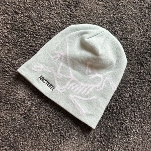 Ljusblå Arc'teryx mössa  - Skit snygg Arcteryx mössa onesize ljusblå. Den är tyvär en k0pia och inte athuentisk.                               Aldeig andvänd sprillans ny