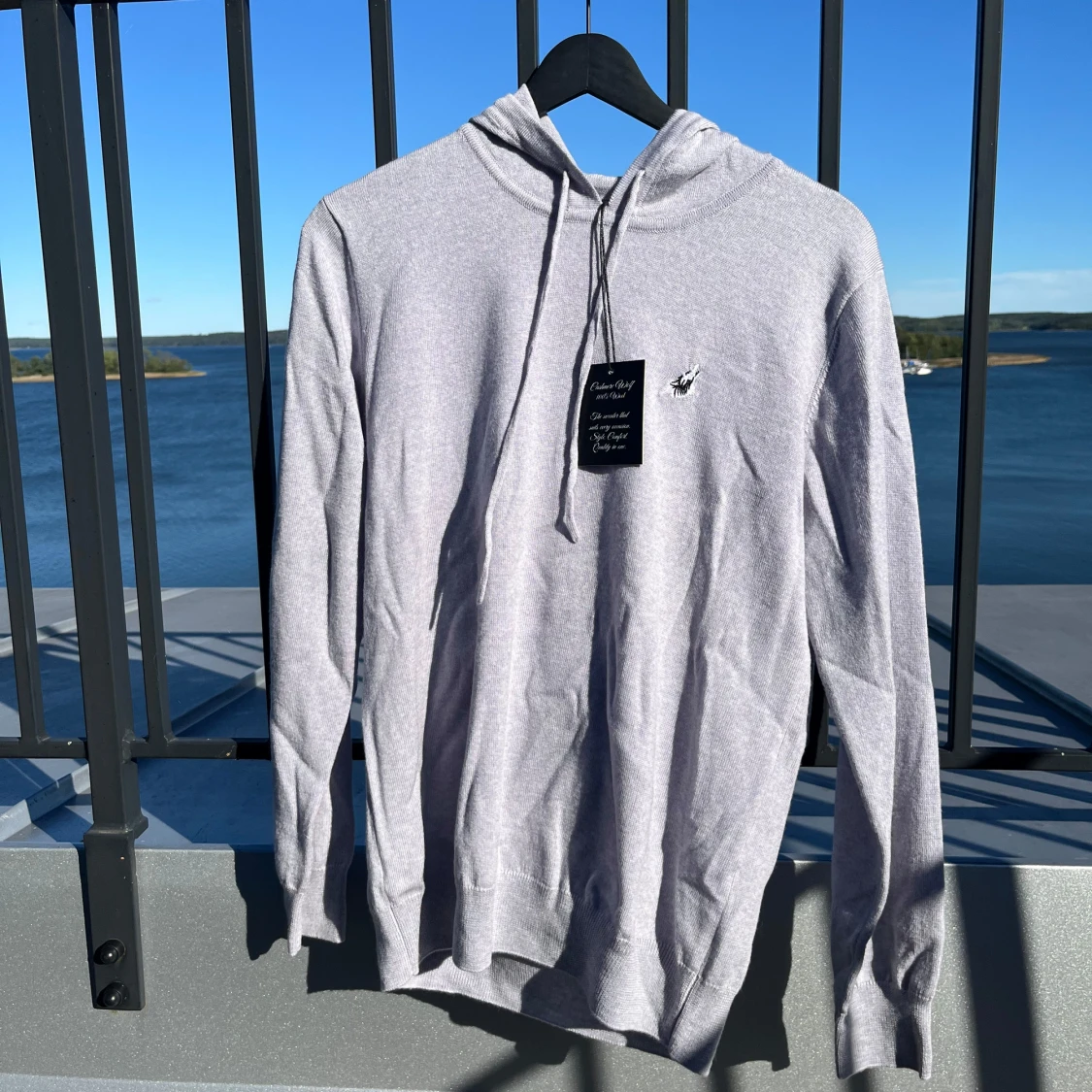 Marinblå och ljusgrå hoodie från Cashmierewolf Wolf - 1