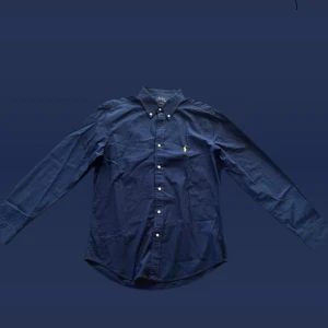Marinblå skjorta från Polo Ralph Lauren - Mörkblå Ralph Lauren skjorta 👔  Skick 10/10 ✅  Storlek L slim fit ✅  Pris går att diskutera🤝 Hör av er vid frågor eller fler bilder:)