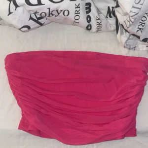 Rosa bandeau tubtopp från SHEIN - Säljer en snygg rosa bandeau tubtopp från SHEIN i storlek S. 💕skicket är bra den e använd en gång max.