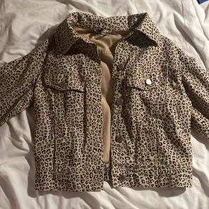 Leopardmönstrad jeansjacka - Snygg jeansjacka med leopardmönster i beige och svart. Knappt använd, skriv vid frågor!❤️