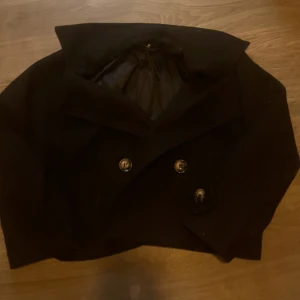 Svart missäy kappa - Ny missäy kappa oanvänd! Om du vill köpa så köp på vinted! Skriv om ni undrar efter mitt namn