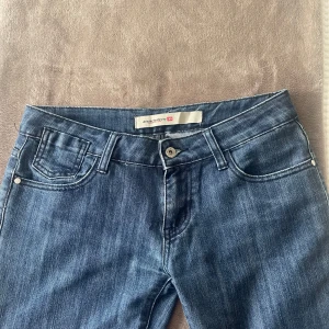 Diesel Larkee raka jeans blå - Säljer ett par klassiska blå jeans från Diesel, så snygga!!
