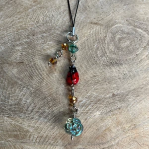 Smycke - Väsksmycke/phone-charm av glaspärlor och rostfritt stål🍃🐞🍁