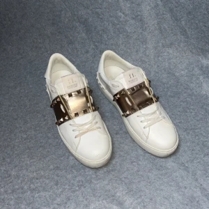 Valentino open - Valentino open skor | Väldigt bra skick | 100% äkta med ingående äkthetsgaranti ✔️| Vädligt snygg färg | Vädligt eftertraktade | Allt ingår! |  Fraktas samma dag 🚚 📦 | Kontakta vid fler frågor eller funderingar ✔️