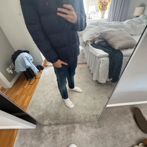 Ralph Lauren jacka  - Säljer en fet mörkblå pufferjacka från Ralph Lauren👀.   Passar mig bra och jag 173 cm✌️.  Priset går att diskutera, skickar samma dag som du köper💯💯 har kvitto😎