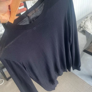 Oscar Jacobsson Extra Fine Merinoull Tröja, S, Bra Skick - Hej! Säljer nu den här Oscar Jacobsson tröjan då den inte kommer till användning längre. Tröjan är gjord av 100% extra fine merinoull, använd ett par gånger och i bra skick. Perfekt lagerplagg inför vintern.  Storlek: S Färg: Mörkblå  Kan skickas (köparen står för frakt) eller hämtas i Täby. Först till kvarn gäller.  Vid frågor eller för fler bilder - skicka gärna ett meddelande.  Mvh William