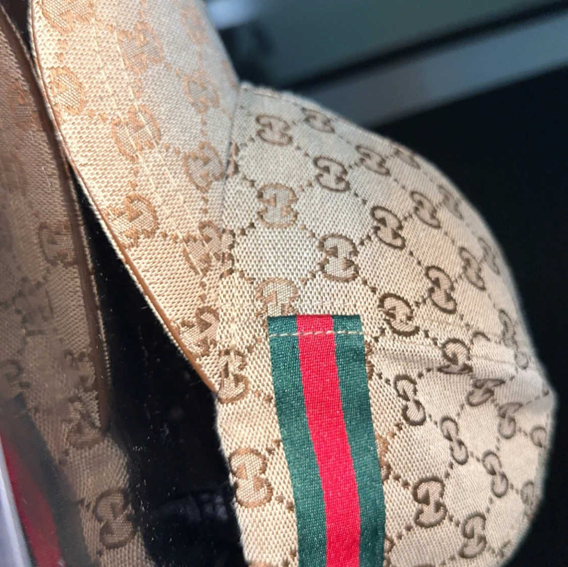 Gucci keps med GG-mönster och röd/grön detalj - 1