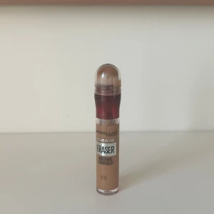 Maybelline Instant Anti-Age Eraser Concealer - Maybelline Instant Anti-Age Eraser Concealer i nyansen 11. Kommer i en smidig tub med inbyggd svampapplikator och rödbrun kork. Perfekt för att täcka mörka ringar och ojämnheter. Innehåller 6,8 ml och är lätt att applicera. Den är enbart testad en gång på handryggen