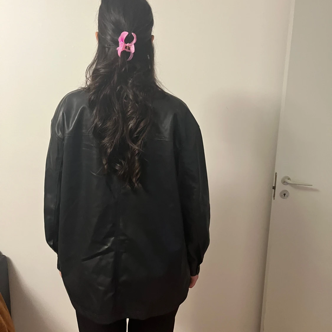 Svart oversized skinnjacka - 3