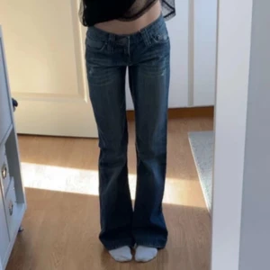 Lågmidjade R-mark jeans - As snygga lågmidjade jeans från R-marks, köpt second hand. Inga defekter💞i storleken 26/33. midjemått: 36,5cm innerbensmått: 76cm.