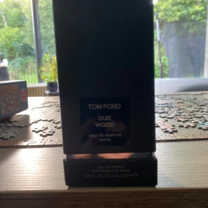 Tom Ford Oud Wood EDP 100ml - Tom Ford Oud Wood Eau de Parfum, 100 ml. Stilren och exklusiv flaska som sticker ut i samlingen. Perfekt storlek för dig som vill ha en signaturdoft med lyxig känsla.
