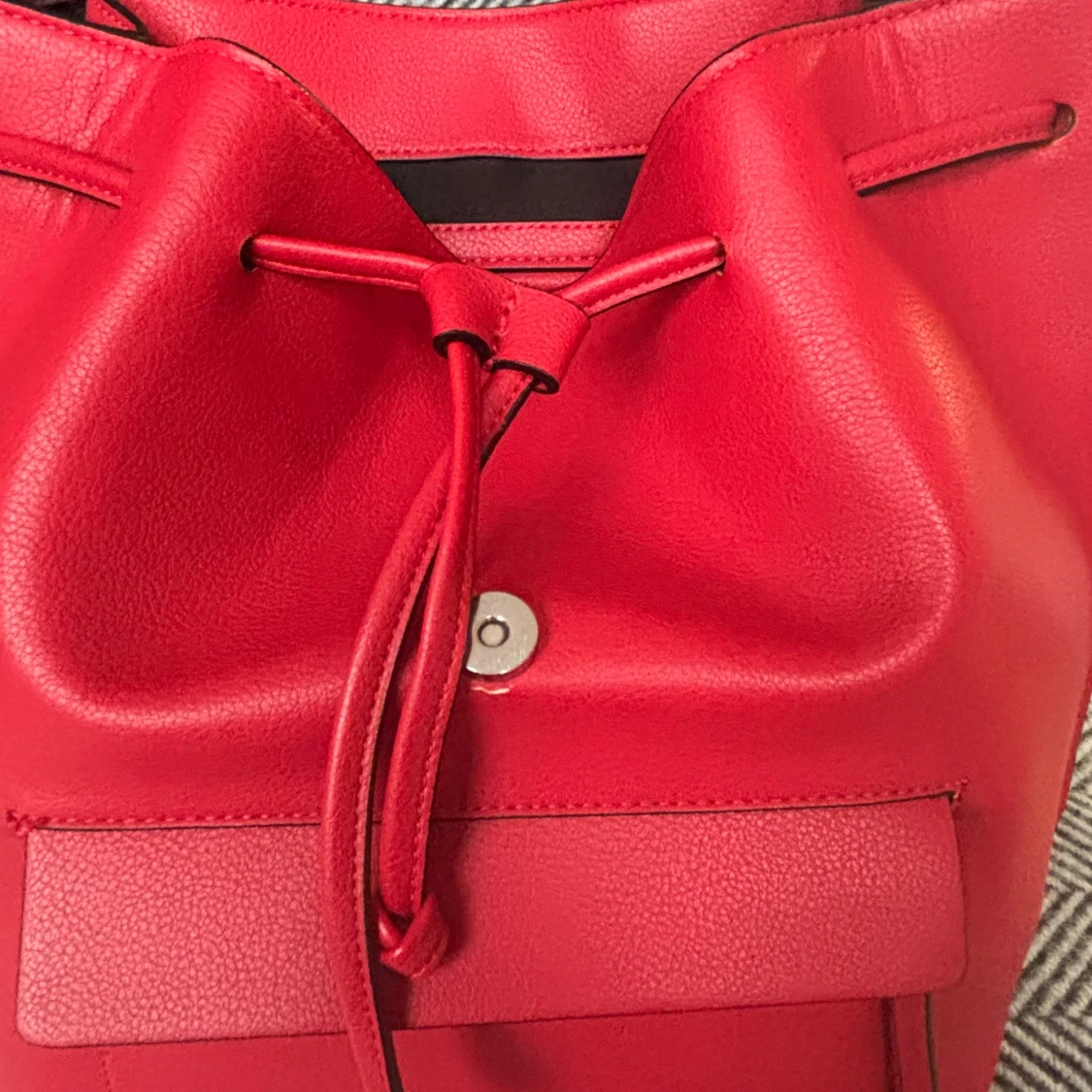 Röd ryggsäck i skinnimitation - 2