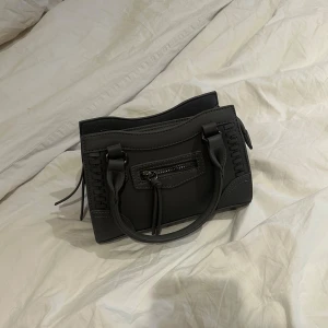 Grå handväska med dragkedja - Handväska från Gina tricot, andvänd få gånger.💗