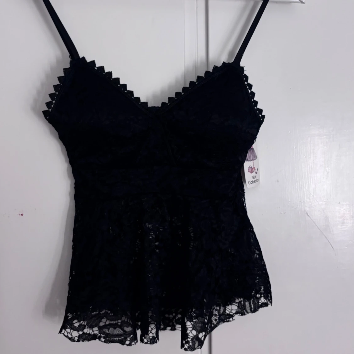 Svart spetsig linnetopp med smala band - 2