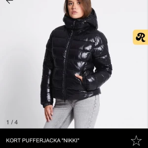 Svart glansig pufferjacka - Svart glansig vinterjacka ifrån lager 157 som användes i vintras, finns inga tydliga tecken på användning 