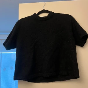 Stickad t shirt  - Typ aldrig använd 