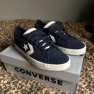 Converse Cons - Hej, säljer dessa helt nya skor då de tyvärr inte passade mig. De är helt oanvända och i paketet ingår även ett set vita snören. Priset är ej hugget i sten och bara att höra av sig vid funderingar! Nypris: 1000kr