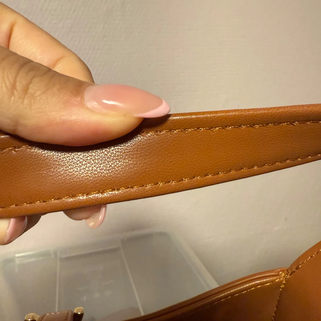 Brun axelväska i skinn med gulddetaljer - 4