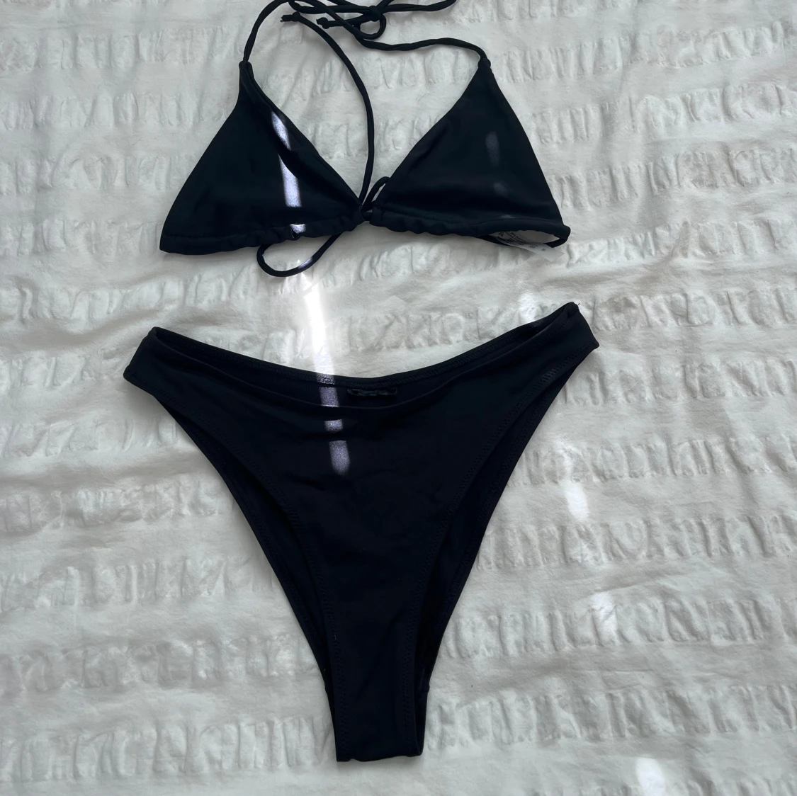 Svart bikini med knyt och trekantsform