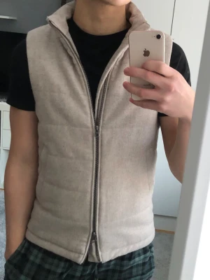 John Henric väst - Hej, säljer nu denna sjukt snygga John Henric väst. | Västen är helt ny, använd 1 gång. | Som att köpa en helt ny i butik fast mycket billigare. Storlek XS men sitter som en S. | Nypris på 1499. | Hör av er vid frågor!🌟