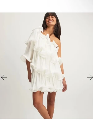 Vit volang klänning från Nakd x Lovisa Wallin  - Säljer min student klänning från förra året, jätte bra skick. Skriv för fler bilder 