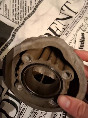 Airsal 70 racing  - Säljer nu min airsal 70 racing passar am6 motor kostar 1800kr ny inget fel på den saknas bara nållager å packningar hadde inga kompletta bilder på den bara en video därför är det en dålig bild på annonsen kom priv om ni vill ha videon mvh (vet inte om man kan skriva till en på prick annars får ni adda snapen mr_hyperrrr 