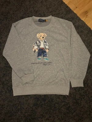 Ralph Lauren sweatshirt  - Säljer denna as feta sweatshirten från Ralph Lauren. Inprincip helt ny. Väldigt eftertraktad tröja. Storlek S. Pris kan diskuteras. Hör av er vid frågor eller funderingar.