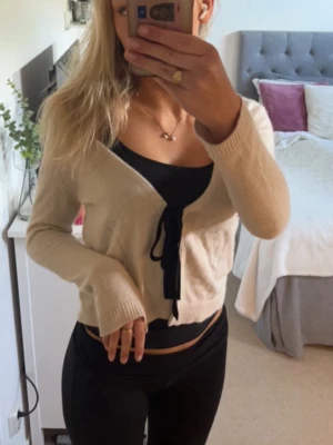 Beige kofta - Beige jättefin kofta!