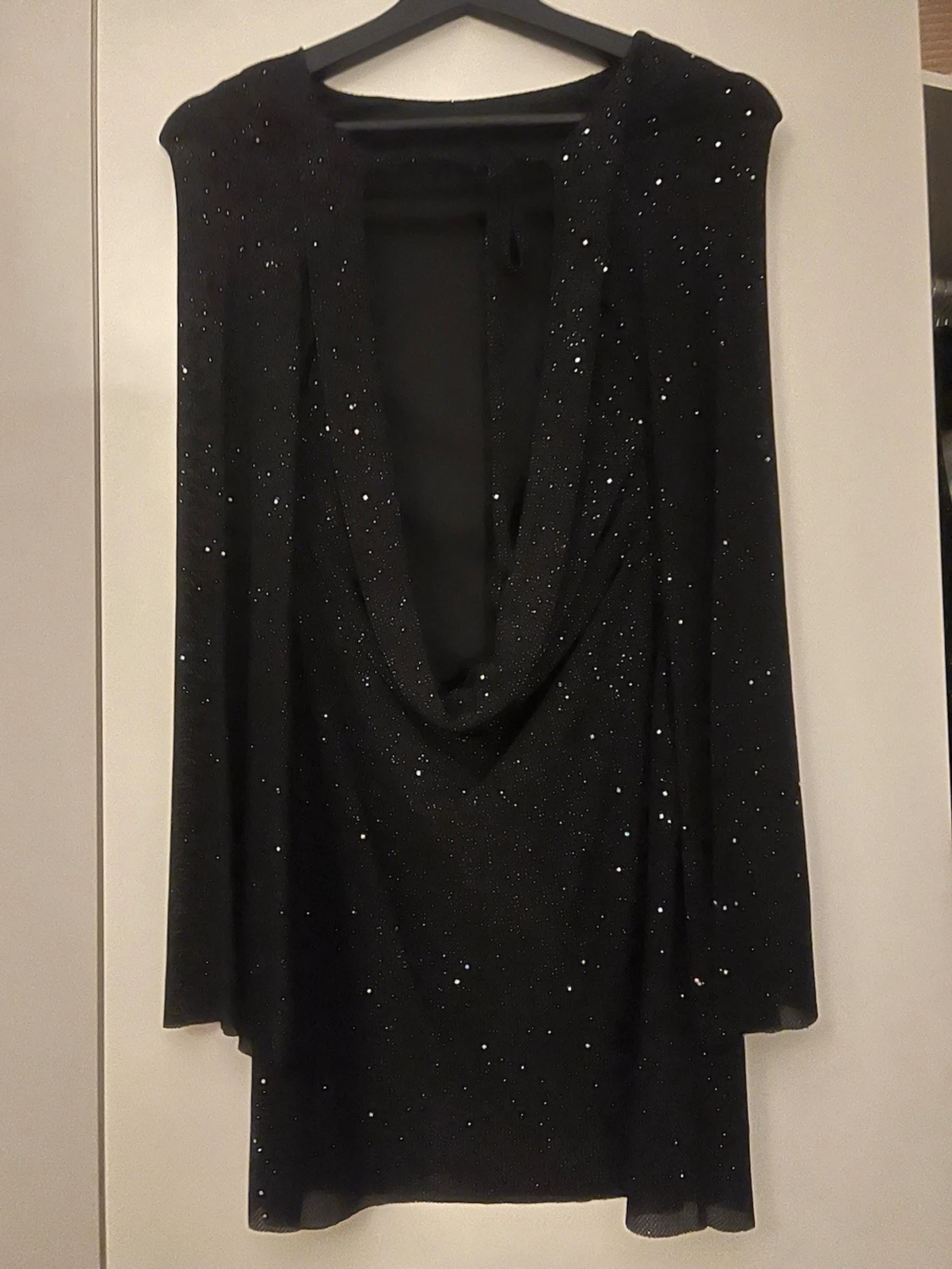 Svart glittrig kortklänning med öppen rygg - 1