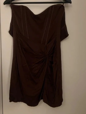 Brun kort bandau klänning - Säljer en snygg brun bandau kortklänning, draperad detalj.