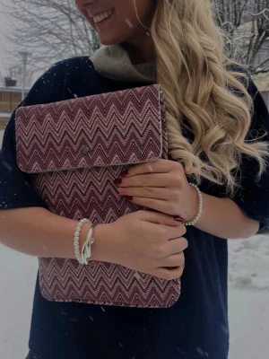 Fint datorfodral - jätte snyggt datorfodral från boldz.uf. Säljer då de inte kommer till användning längre 