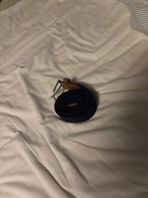 Flätat bälte blå - Snyggt flätat bälte som passar till allt