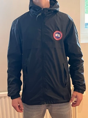 Canada goose vind jacka  - Skön och stilren Canada goose jacka, prisförslag eller byte är av intresse, storlek L men passar även M 