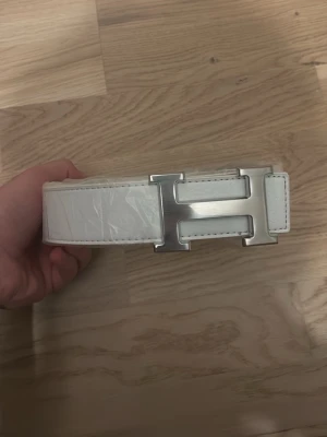 Vitt/svart H bälte - 110 cm långt h bälte 