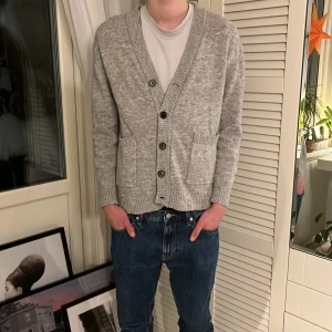 Grå kofta i lammull från Lindbergh - Grå kofta i lammull från Lindbergh i storleken S. Endast använd ett fåtal gånger. 