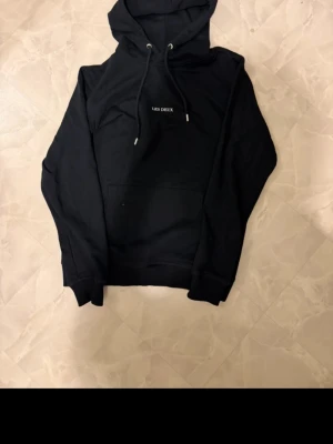 Les deux hoodie  - Tjena! Säljer nu en otroligt fin hoodie från Les deux i storlek M färgen är svart och den har en snygg logga på bröstet.