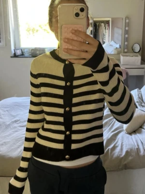 Kofta - Snygg kofta. Går att både klä upp och klä ner så den passar till olika tillfällen🩷nästan aldrig använd! Pris går alltid att diskutera.