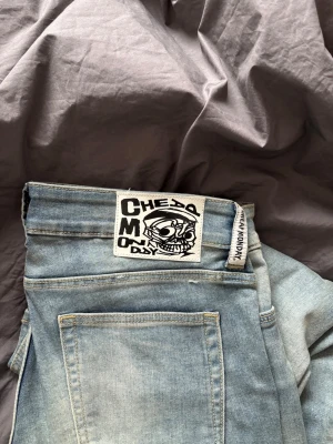 Cheap Monday ljusblå bootcut jeans - Säljer ett par ljusblå jeans från Cheap Monday med bootcut passform. Byxorna är väldigt stretchiga och lågmidjade. Jag säljer dom då dom är för stora och då inte kommer till användning❣️