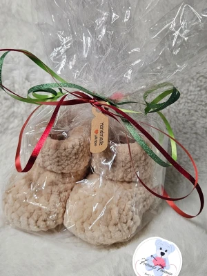 Söta handvirkade baby-tossor 0-6 månader  - Söta handvirkade baby-tossor 0–6 månader    Ge små fötter extra värme och mys! Dessa charmiga tossor är perfekta för nyfödda och spädbarn upp till 6 månader. Mjuka, sköna och enkla att ta på – ett måste för kalla små fötter.  Sulans längd: 11 cm Sköna och mjuka material Perfekta som present eller till vardags Obs! Se sista bilden för hur tossorna ser ut utan förpackning  Pris: 200 kr